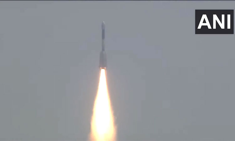 'ஜி.எஸ்.எல்.வி. எப்-12' ராக்கெட் வெற்றிகரமாக விண்ணில் பாய்ந்தது...!