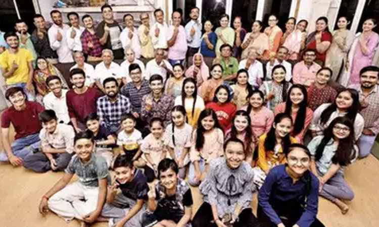 குஜராத் தேர்தல் திருவிழா: ஒன்றாக சேர்ந்து வாக்களித்த ஒரே குடும்பத்தை சேர்ந்த 81 பேர்!